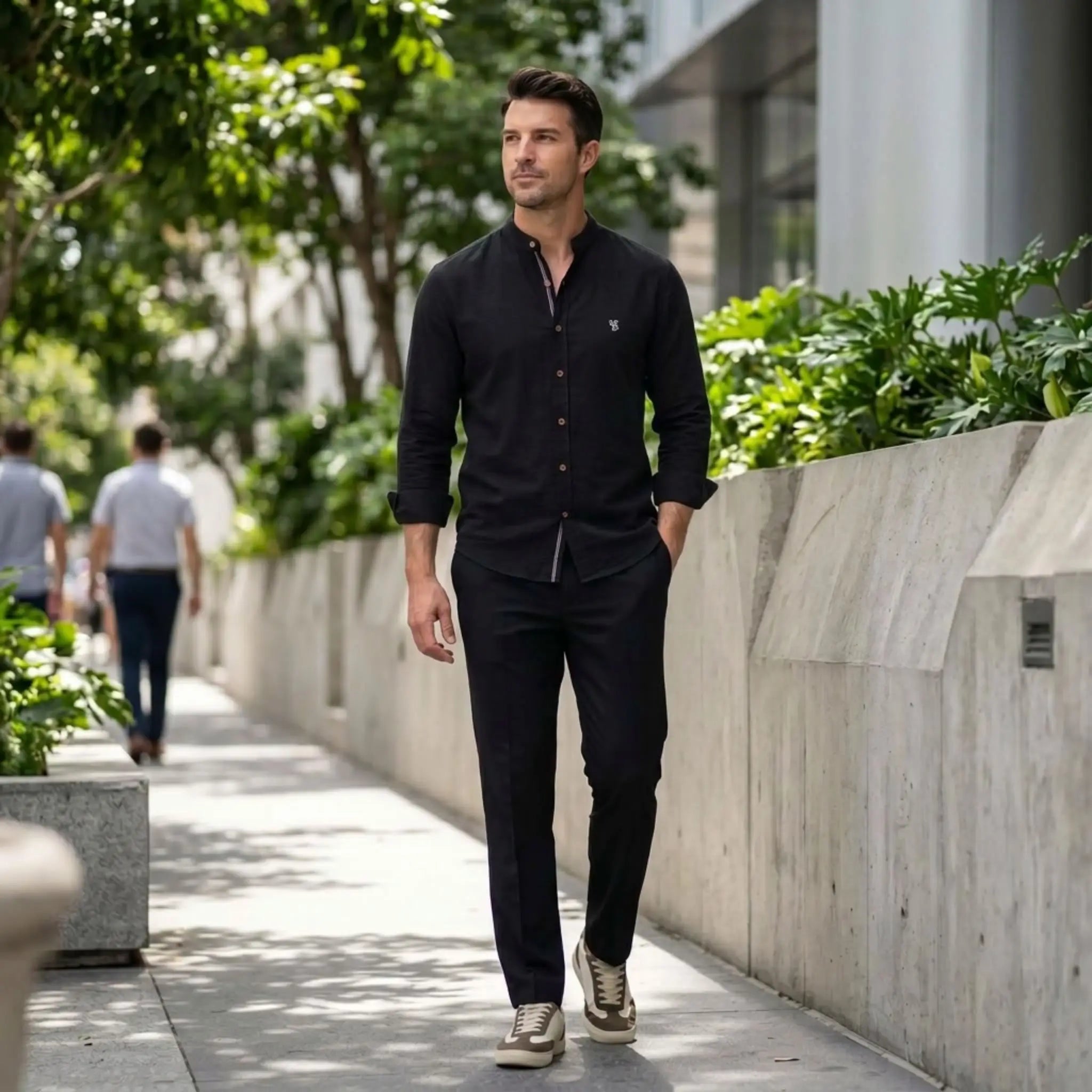 MannerCo black linen stand collar shirt and slim tapered trousers 2-piece set worn outdoors