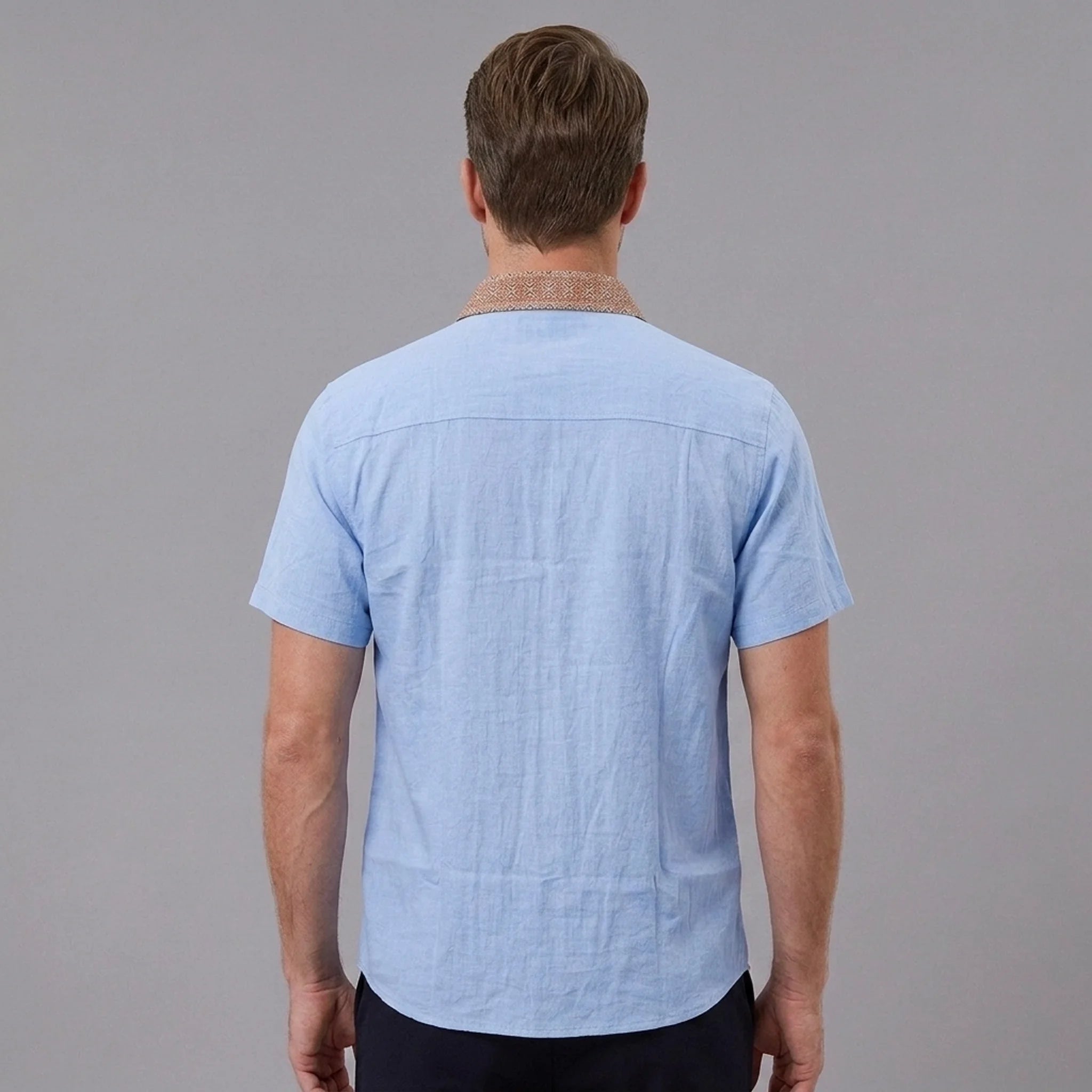 MannerCo light blue linen blend short sleeve shirt with contrast collar, back view on male model