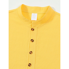 Man wearing white linen jacquard polo shirt in outdoor lifestyle scene